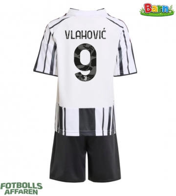 Juventus Dusan Vlahovic #9 Hemmaställ Barn 2025-26 Kortärmad (+ Korta byxor)